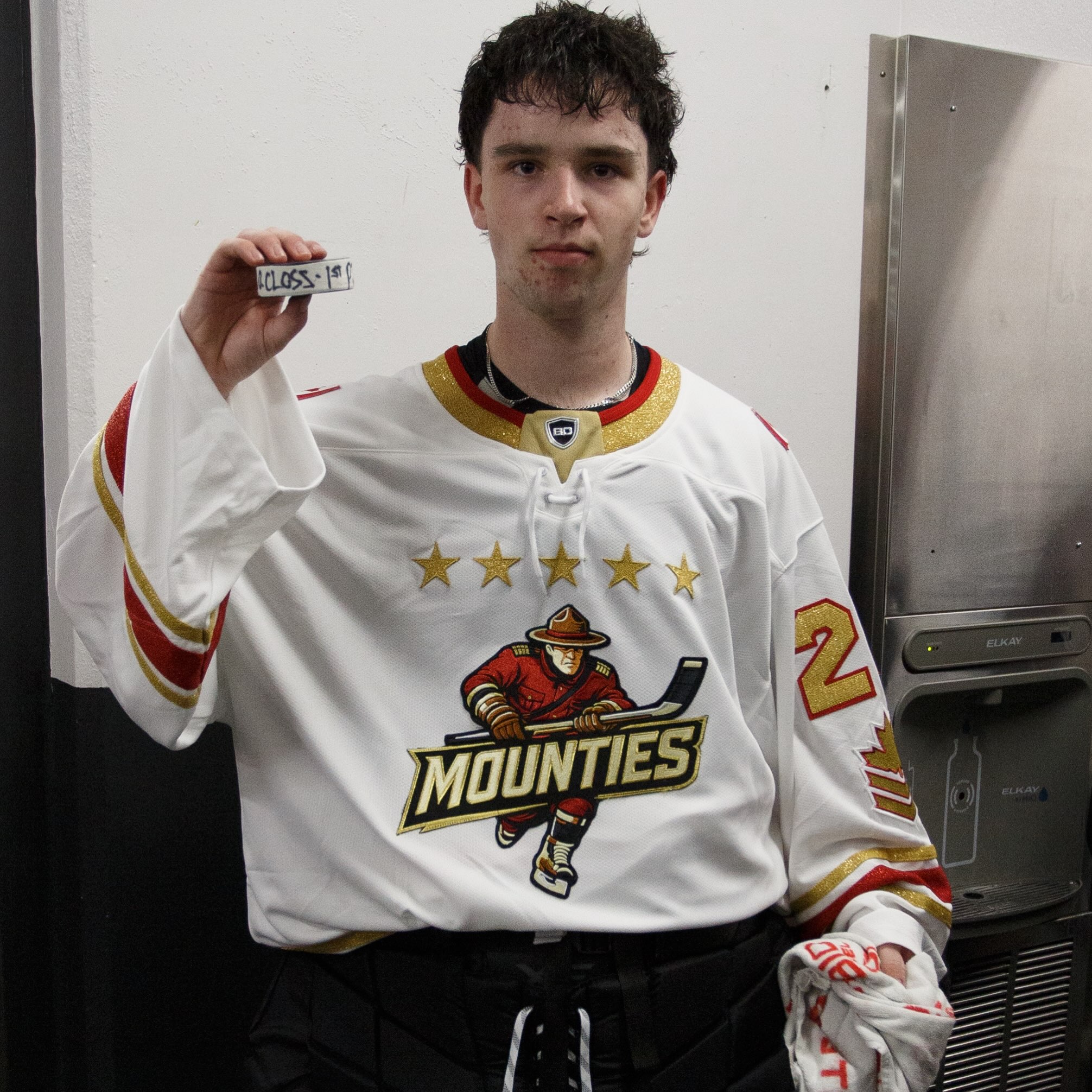 🚨 FIRST PJHL WIN 🚨

Congratulations to Mounties rookie goaltender Owen Closs on recording his first career PJHL win on September 12th against the Norwich Merchants.

Closs made 28 saves en route to a 5-1 Mounties victory.

Congratulations, Owen! Many more to come. 🐎 #SaddleUp

📸: @marlo.diaz_